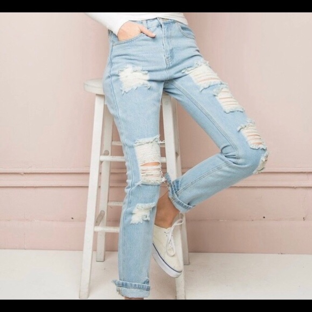Brandy Melville destroyed boyfriend jeans size 29 high rise light wash